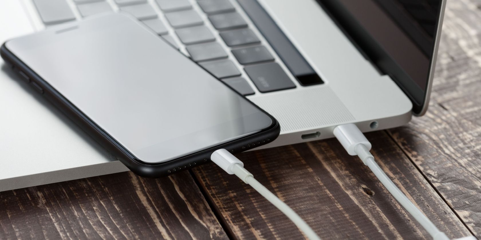 iPhone متصل بجهاز MacBook باستخدام كابل USB